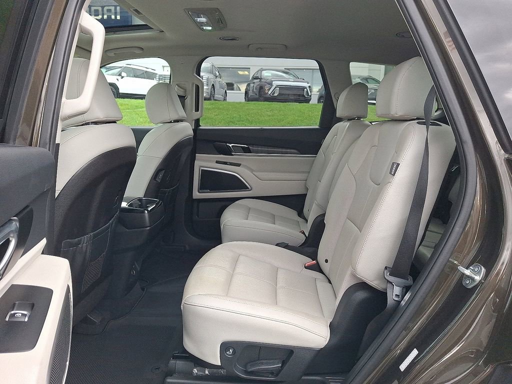 Used 2023 Kia Telluride EX w/ EX Captain's Chair Package image 11
