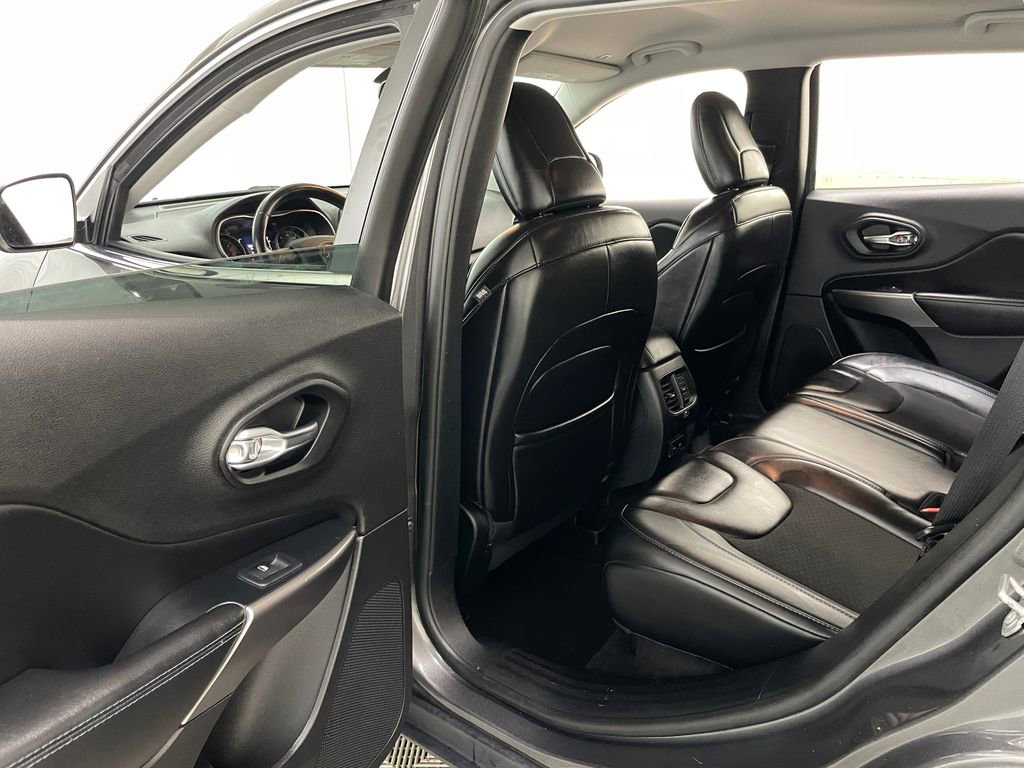 Used 2019 Jeep Cherokee Latitude Plus AWD/4WD image 41