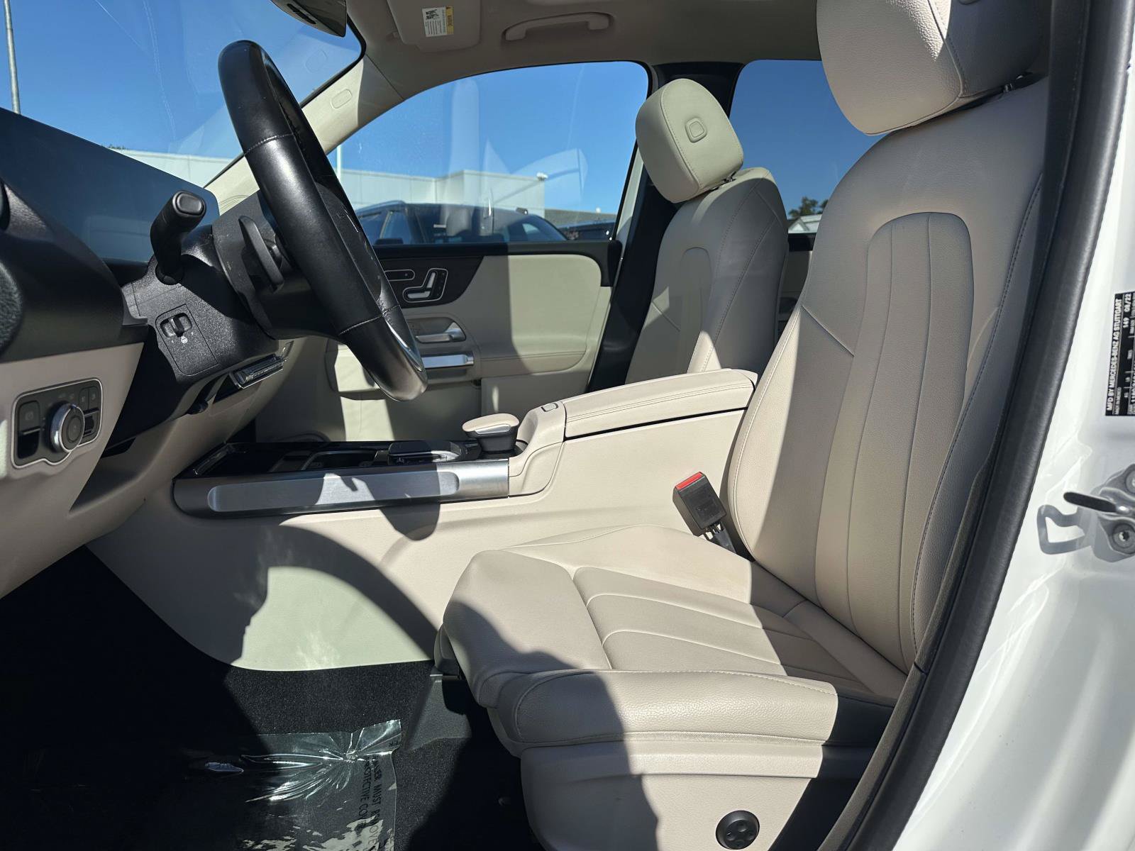 Used 2023 Mercedes-Benz GLB 250 4MATIC w/ Premium Package image 23