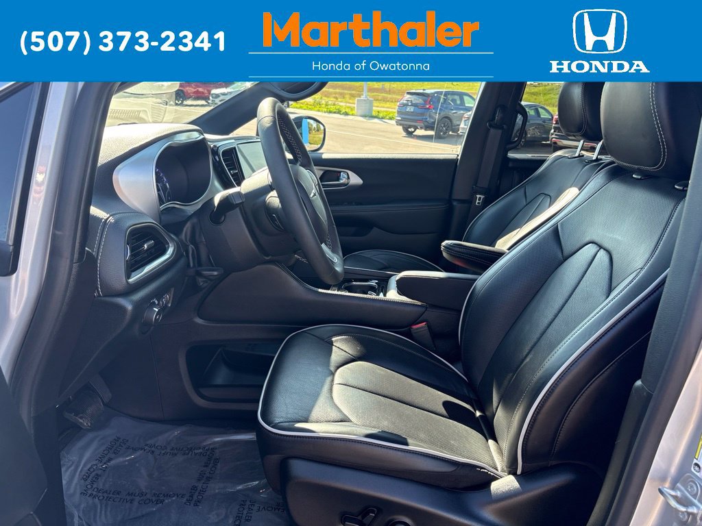 Used 2026 Chrysler Pacifica Limited FWD image 9