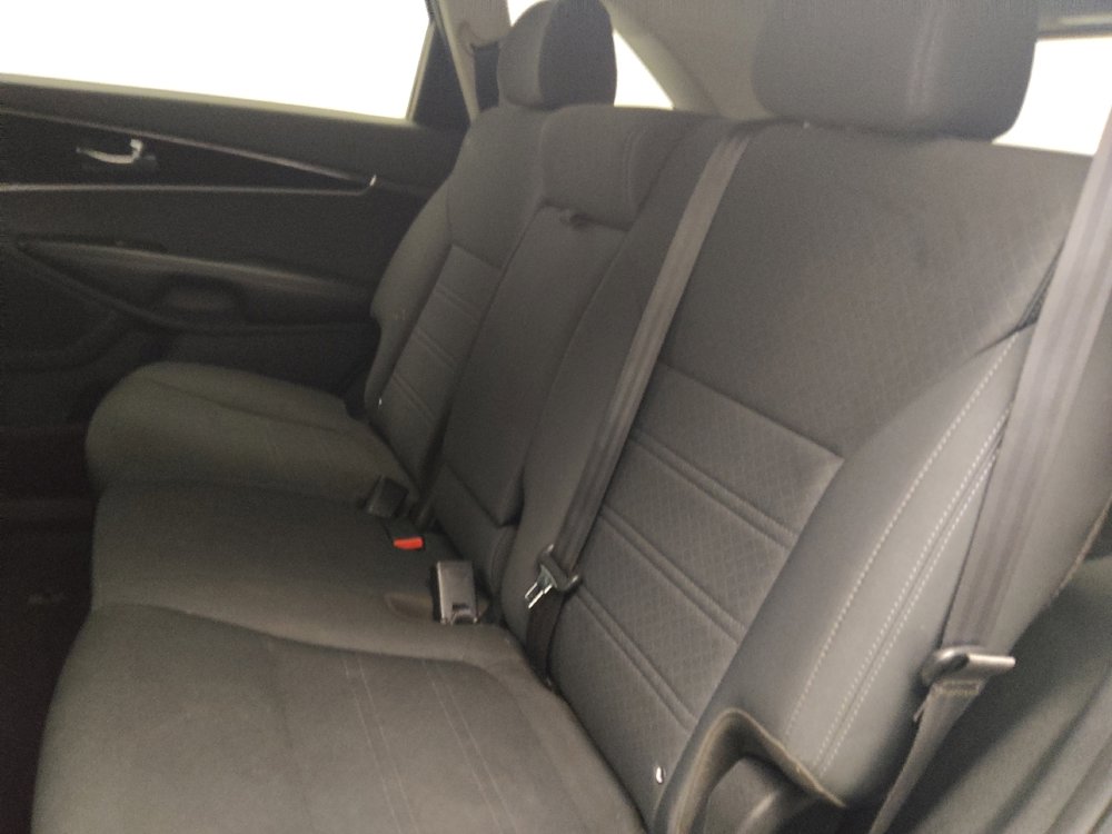 Used 2020 Kia Sorento LX image 18