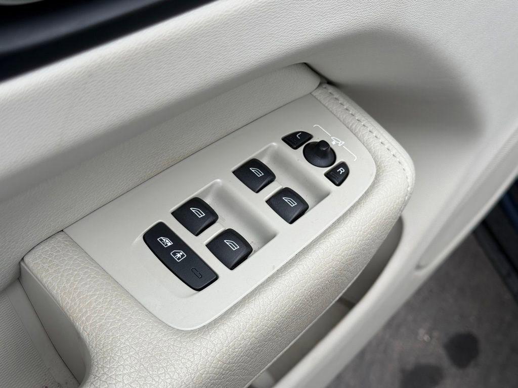 Used 2022 Volvo XC60 B5 Momentum w/ Advanced Package image 10