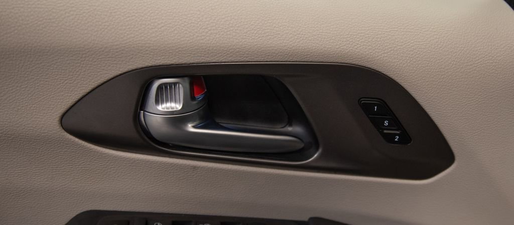Used 2024 Chrysler Pacifica Select image 18