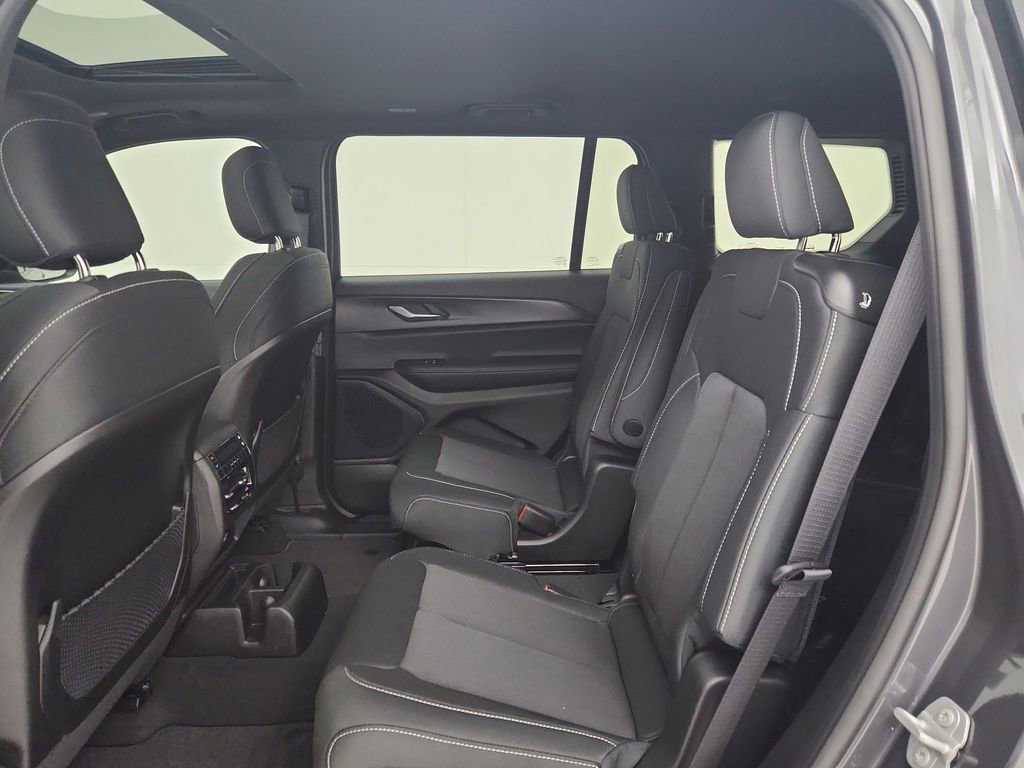 New 2025 Jeep Grand Cherokee L Laredo image 31