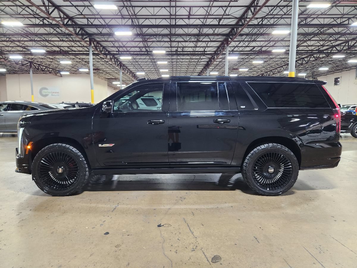 Used 2025 Cadillac Escalade ESV V AWD/4WD image 7