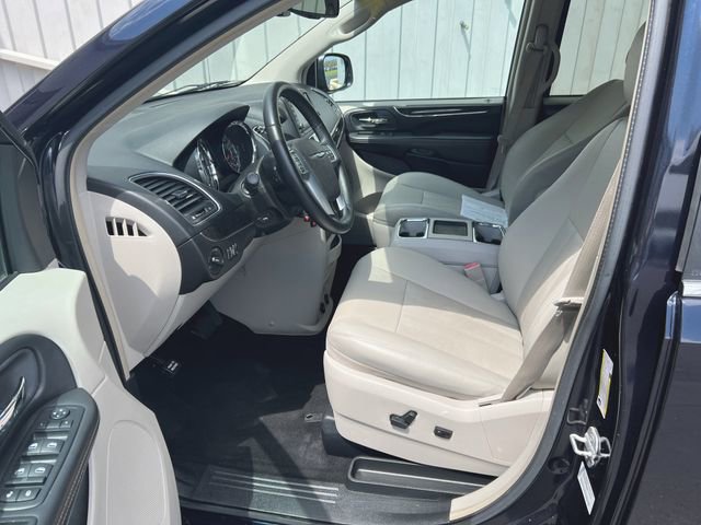 Used 2011 Chrysler Town & Country Touring-L w/ Entertainment Group #2 FWD image 11
