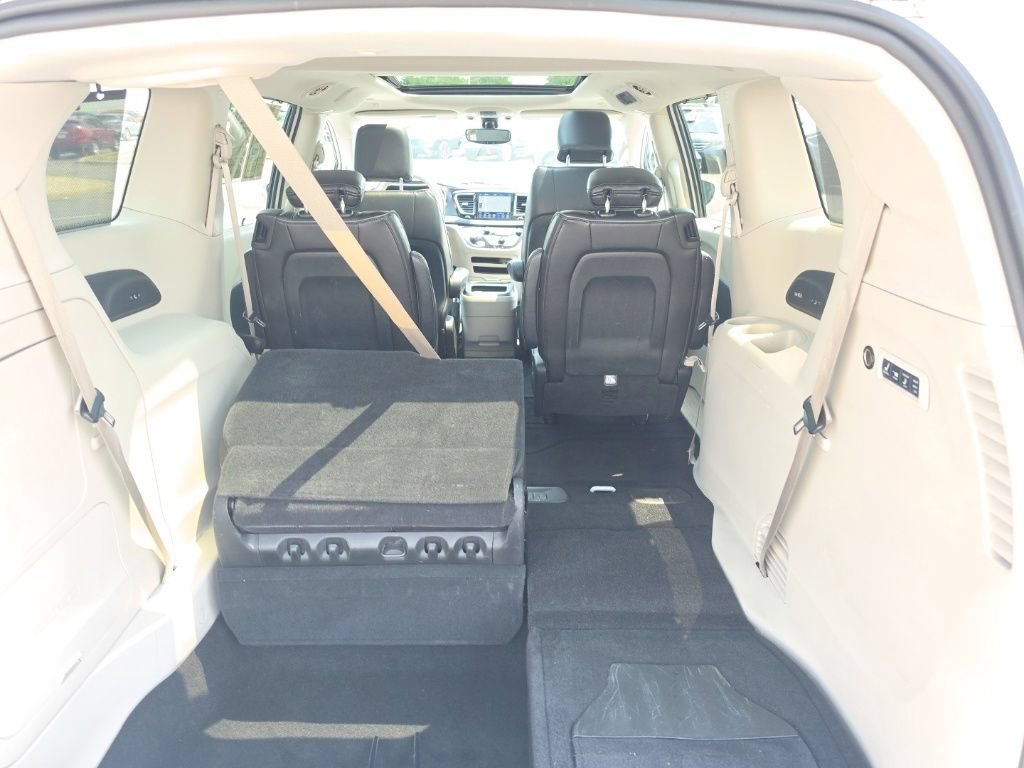 Used 2020 Chrysler Pacifica Limited FWD image 30