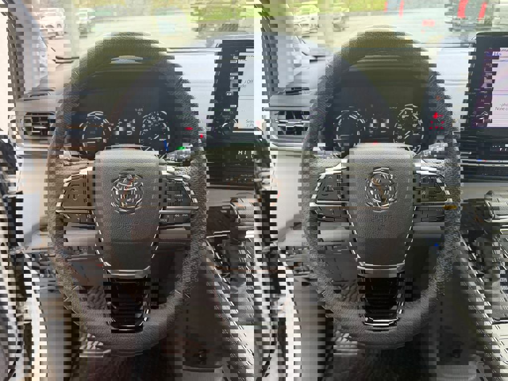 Used 2023 Toyota Sienna Limited image 12