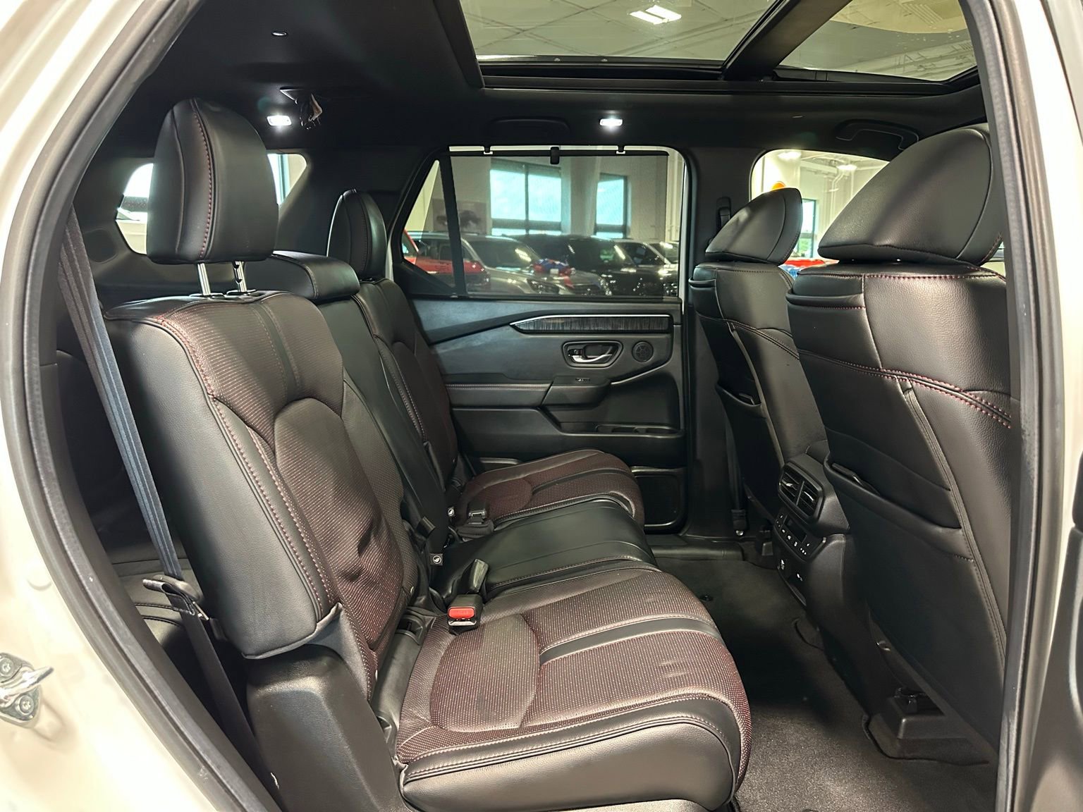 Used 2025 Honda Pilot Black Edition image 48