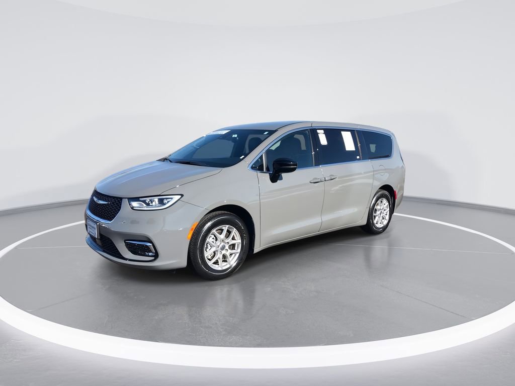 Used 2025 Chrysler Pacifica Select image 4
