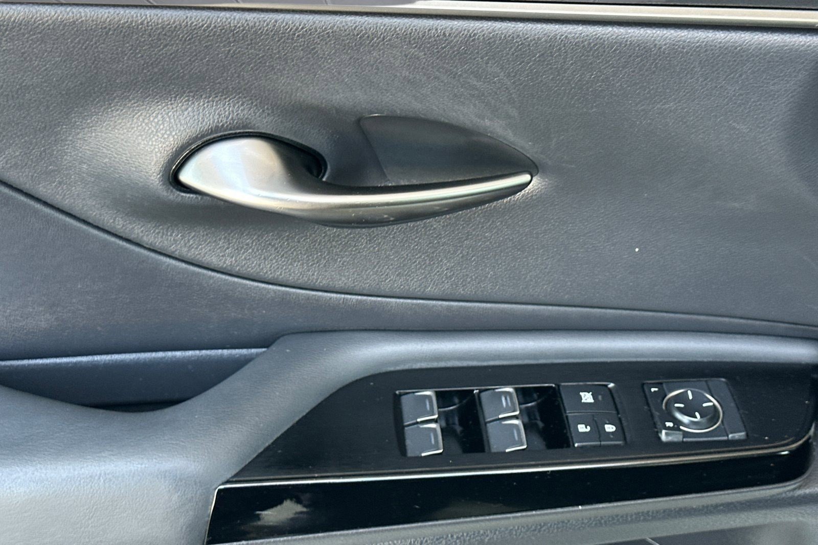Used 2022 Lexus ES 300h w/ Accessory Package FWD image 13