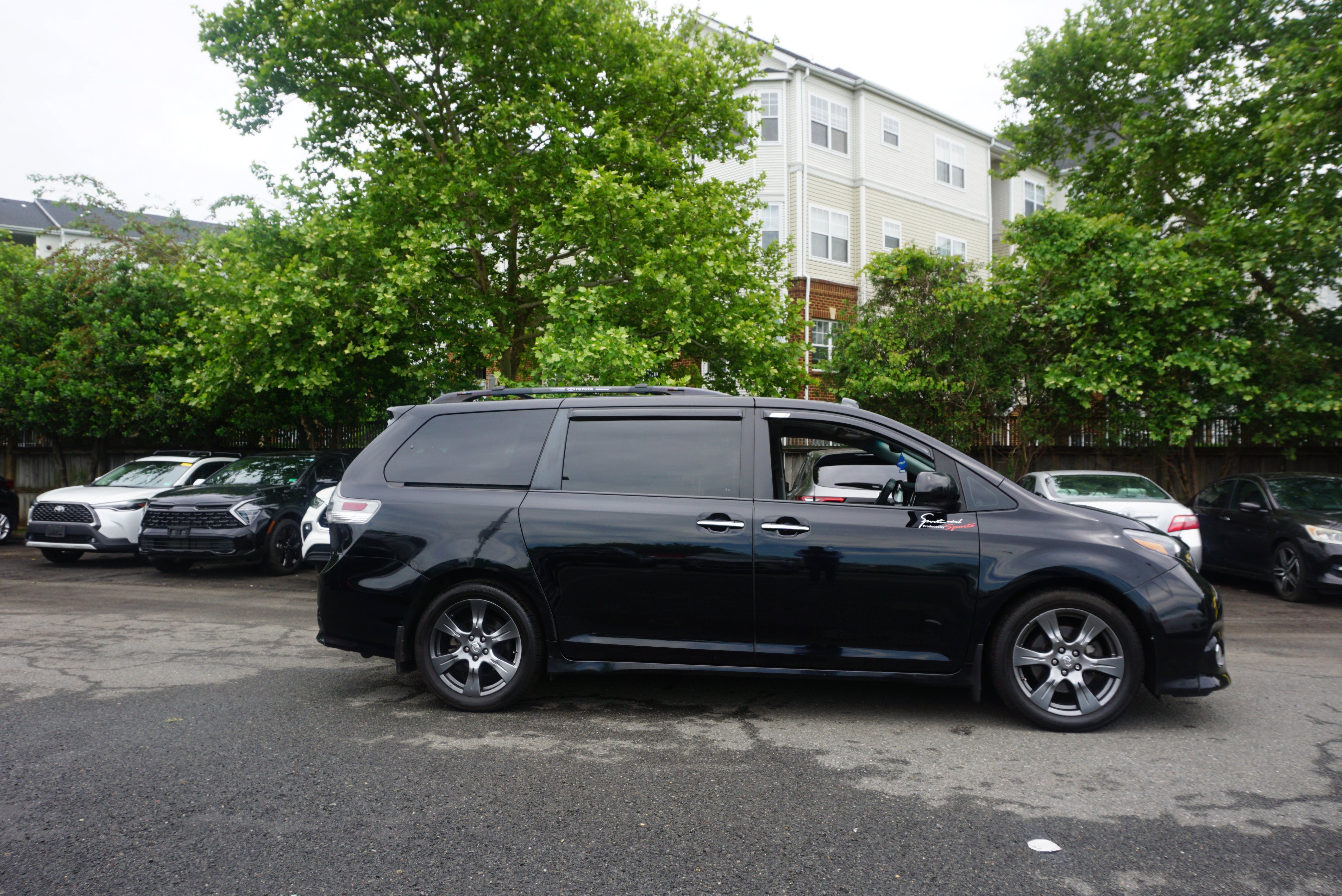 Used 2017 Toyota Sienna SE w/ SE Preferred Package FWD image 3