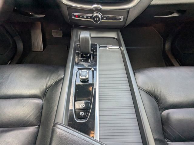 Used 2023 Volvo XC60 B5 Core image 24