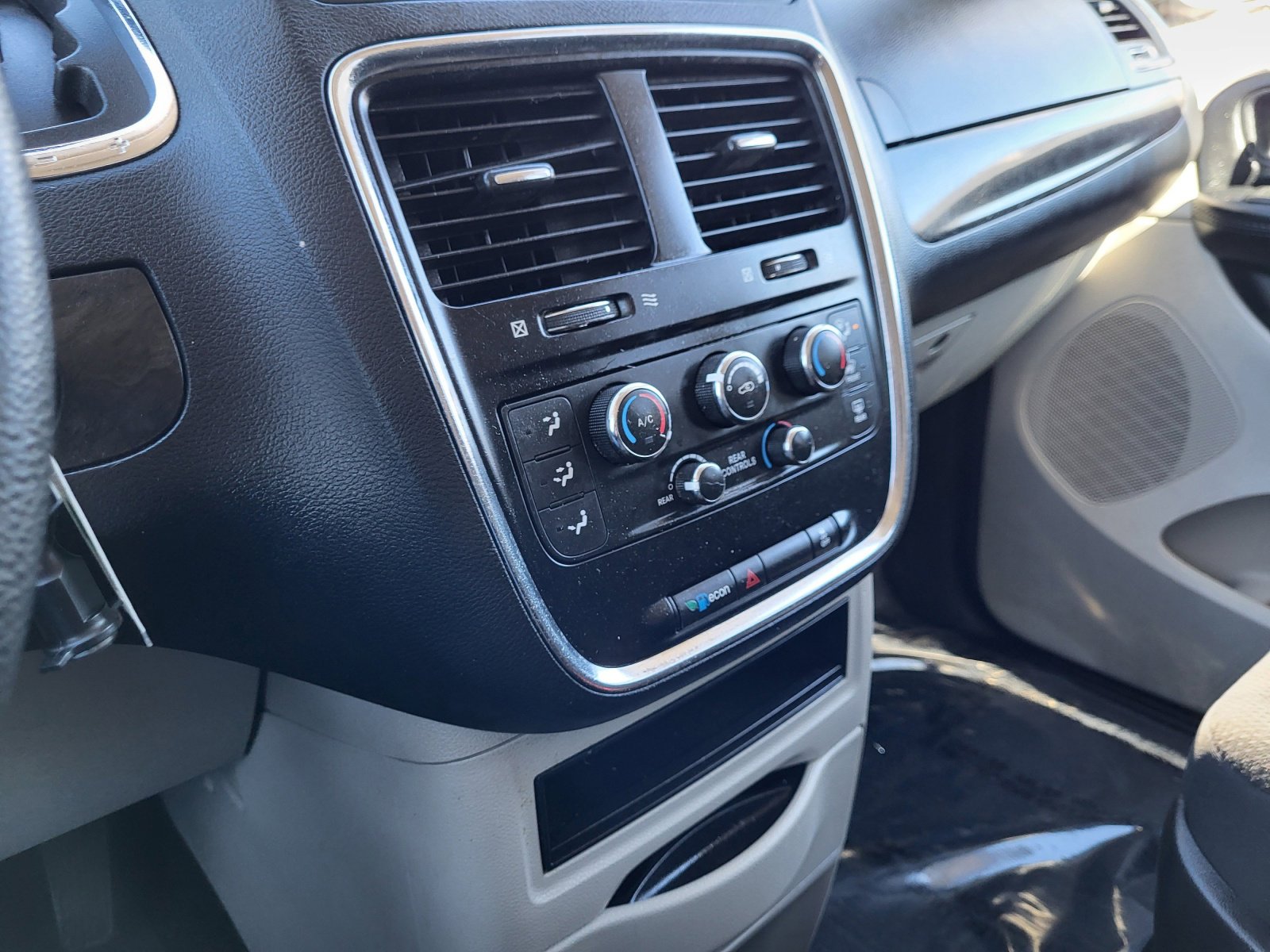 Used 2019 Dodge Grand Caravan SE w/ UConnect Hands-Free Group image 12