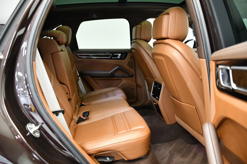 Used 2023 Porsche Cayenne Platinum Edition image 55