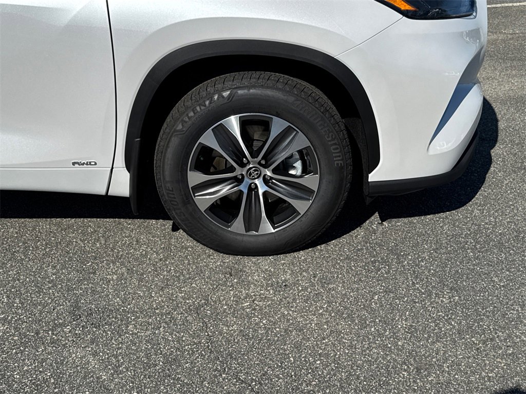 New 2025 Toyota Highlander XLE image 12