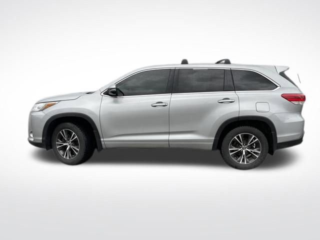 Used 2017 Toyota Highlander LE image 2