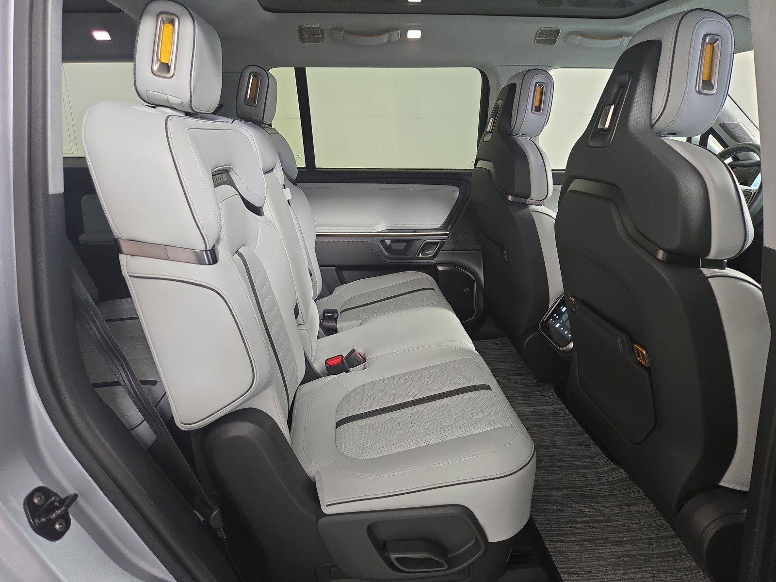 Used 2024 Rivian R1S Adventure image 23
