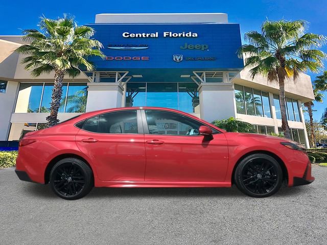 Used 2025 Toyota Camry SE image 4