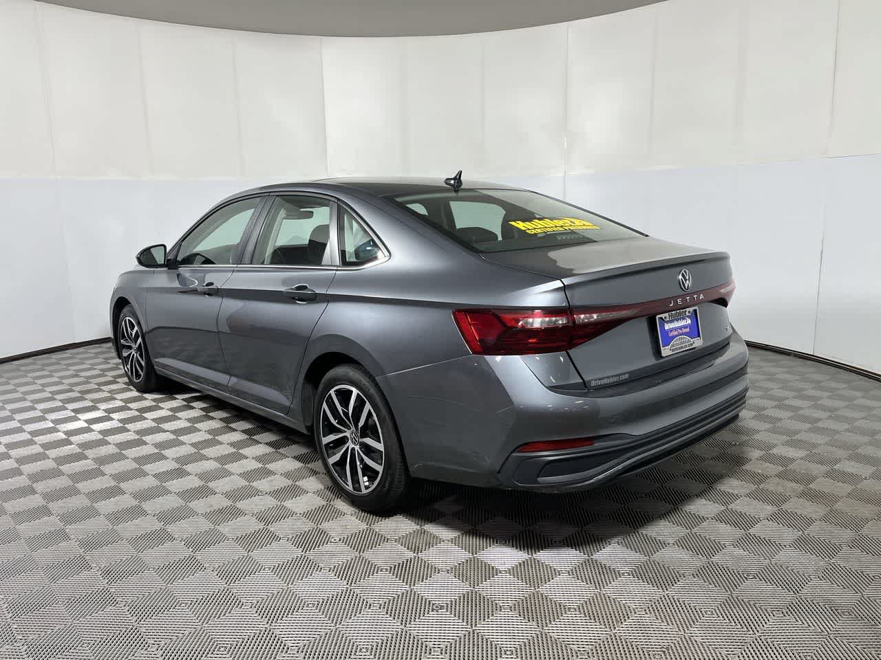 Used 2025 Volkswagen Jetta SE FWD image 6