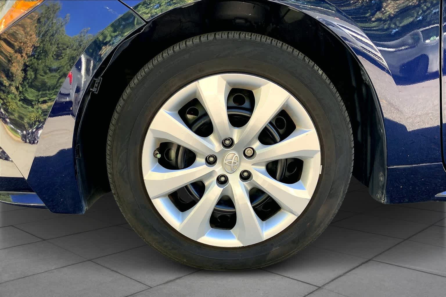 Used 2020 Toyota Corolla LE FWD image 11