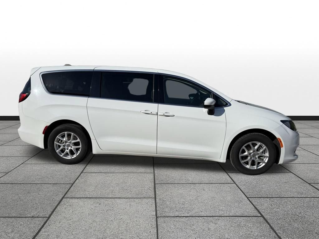 Used 2023 Chrysler Voyager LX FWD image 4