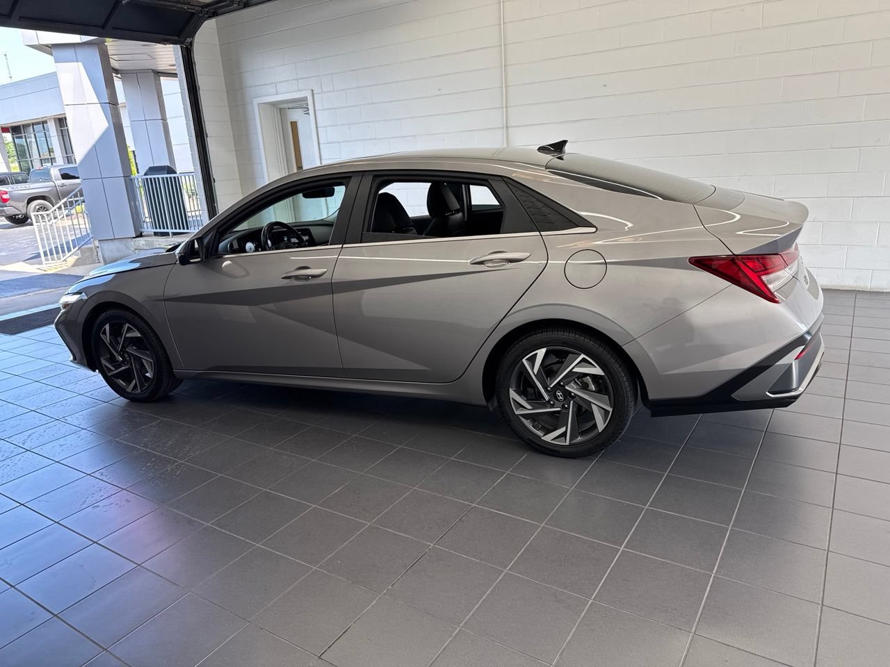 Used 2024 Hyundai Elantra Limited FWD image 5