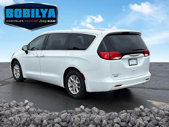 Used 2017 Chrysler Pacifica LX FWD image 4