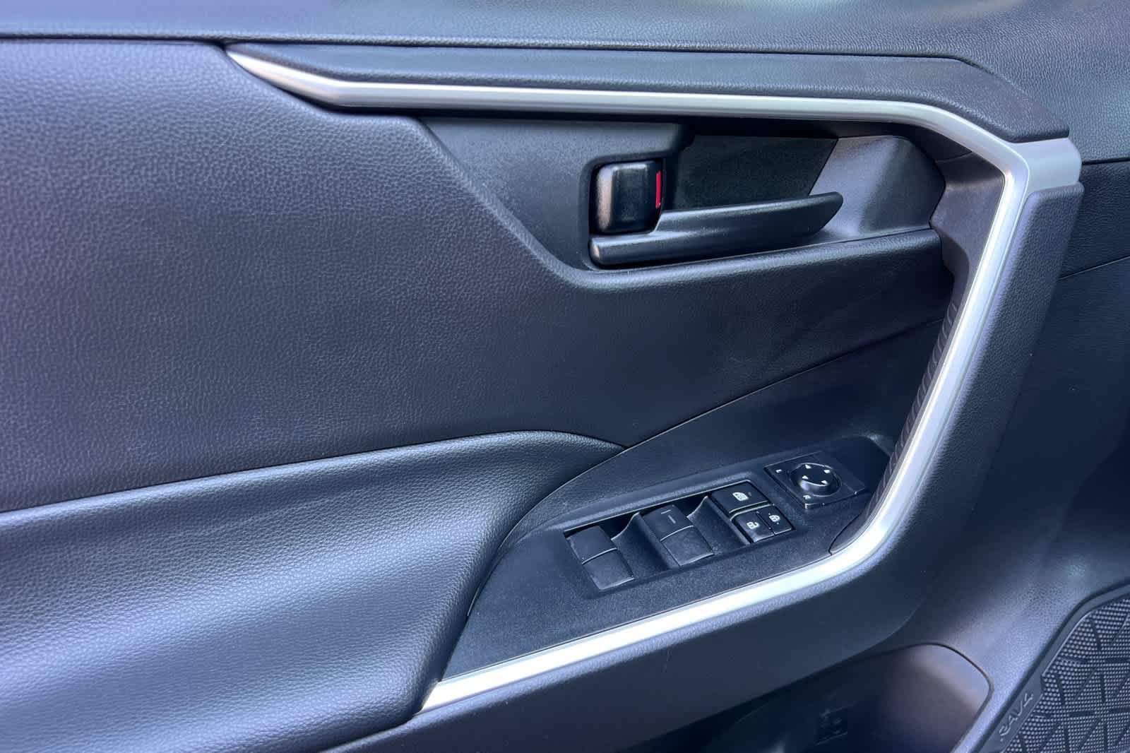 Certified 2022 Toyota RAV4 LE AWD/4WD image 12