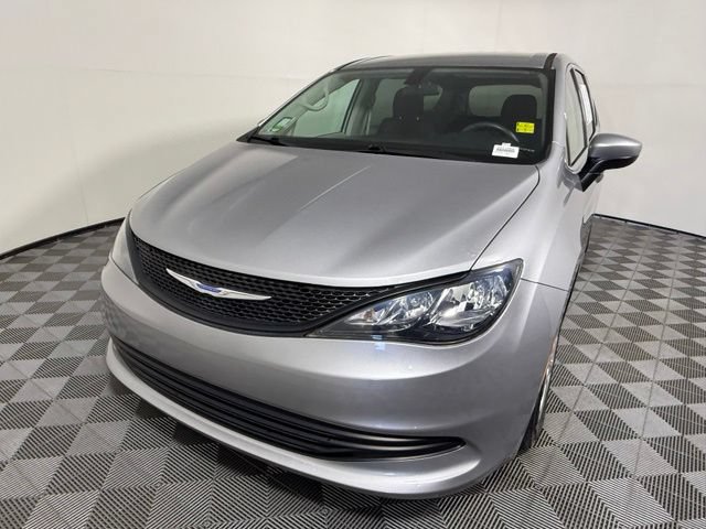 Used 2018 Chrysler Pacifica L FWD image 2