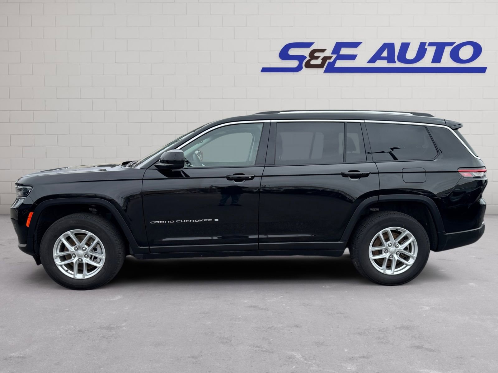 Used 2023 Jeep Grand Cherokee L Laredo w/ Luxury Tech Group I AWD/4WD image 2