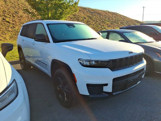 Used 2024 Jeep Grand Cherokee L Laredo AWD/4WD image 11
