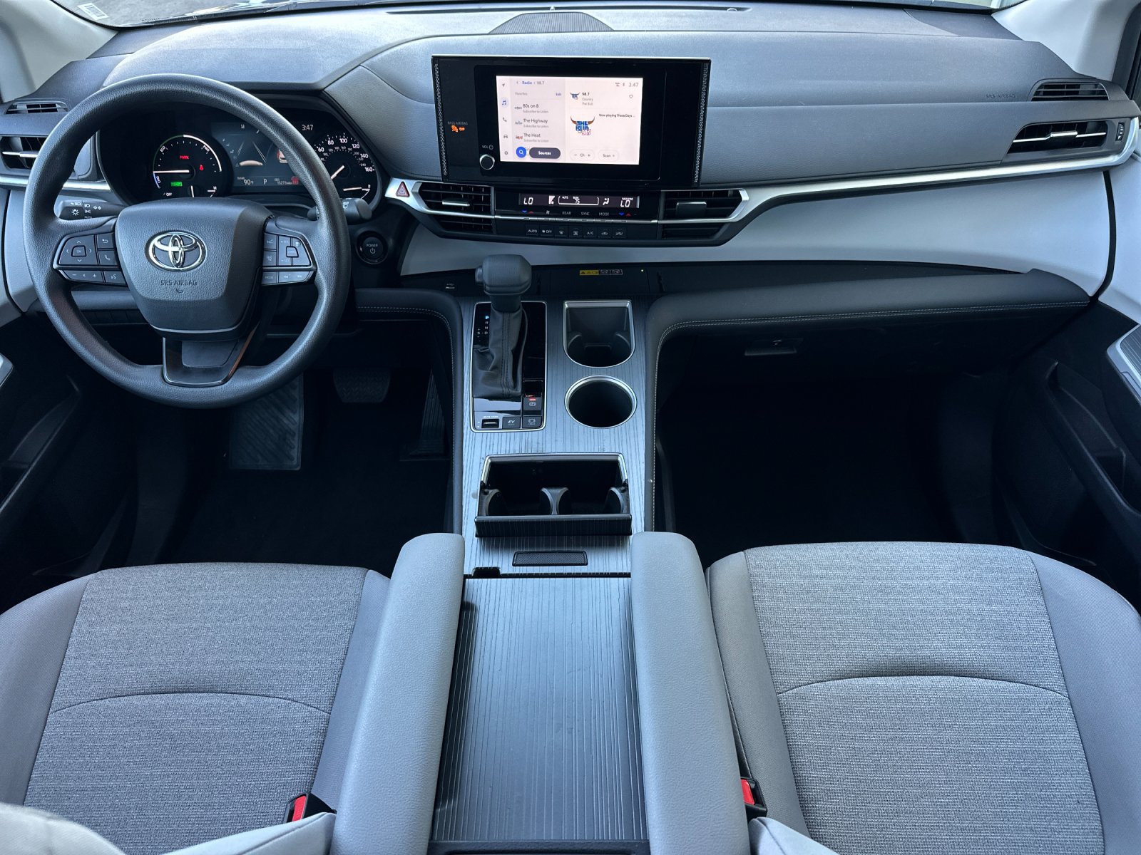 Used 2025 Toyota Sienna LE FWD image 13