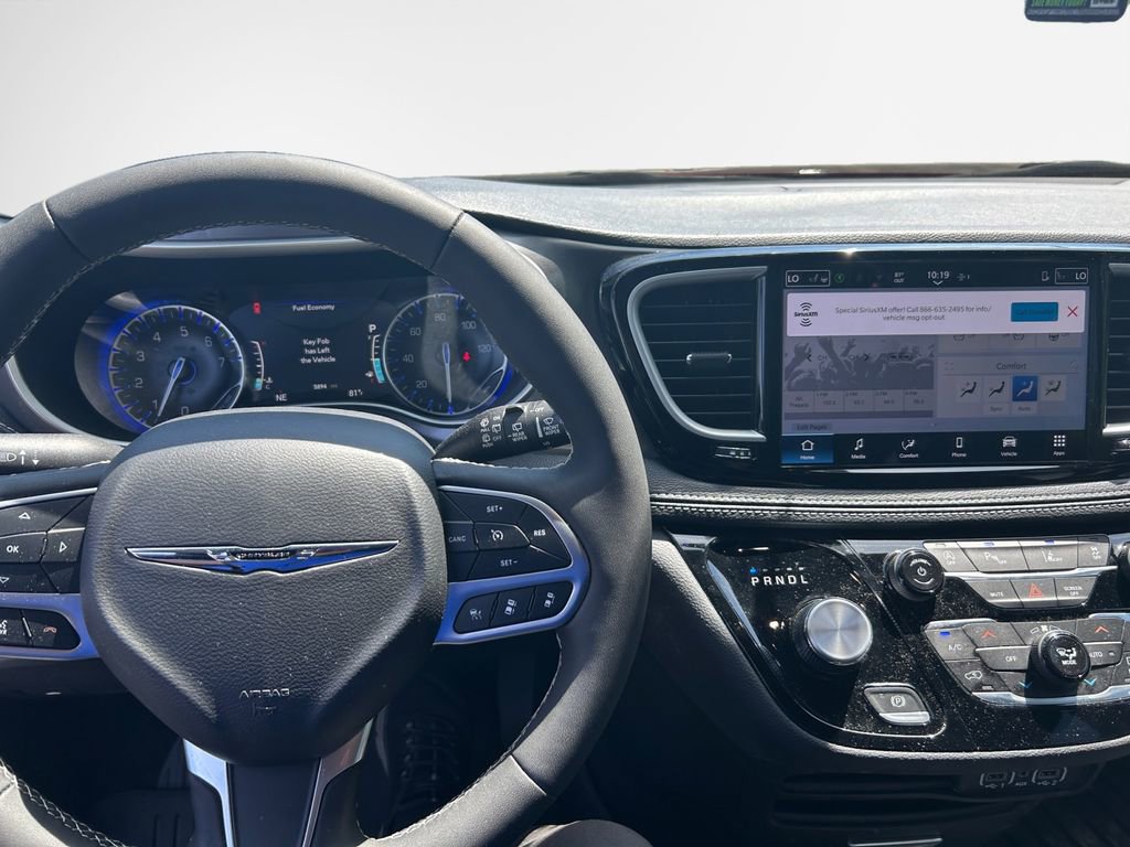 Used 2025 Chrysler Pacifica Select AWD/4WD image 16