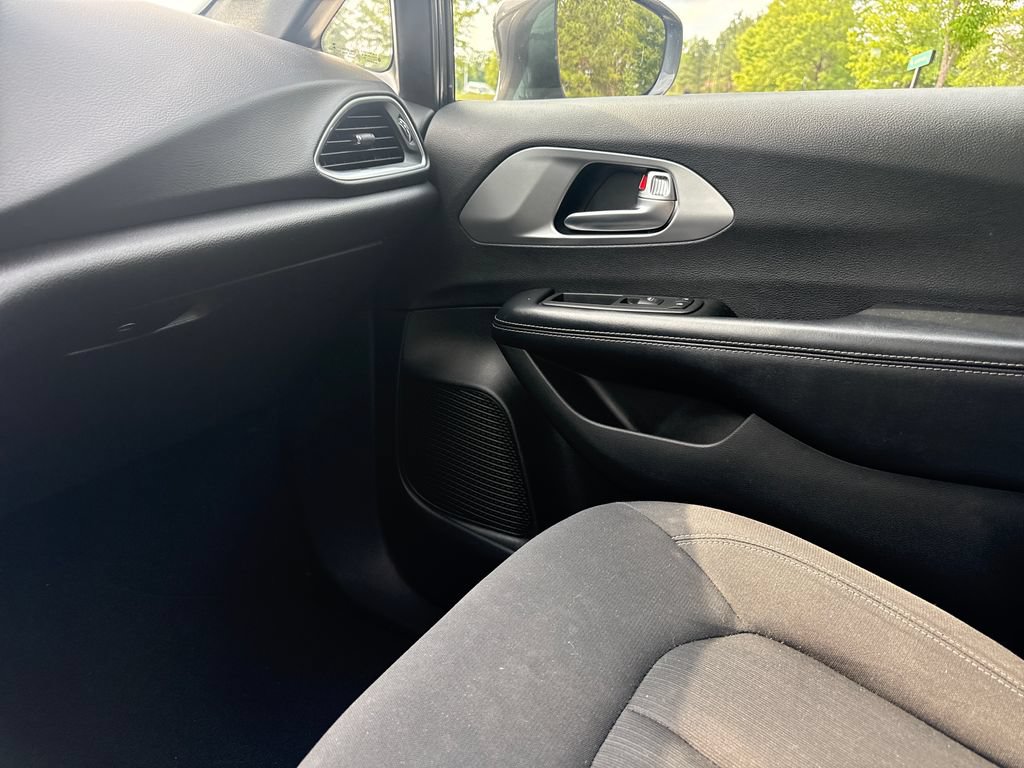 Used 2019 Chrysler Pacifica Touring Plus w/ S Appearance Package FWD image 17