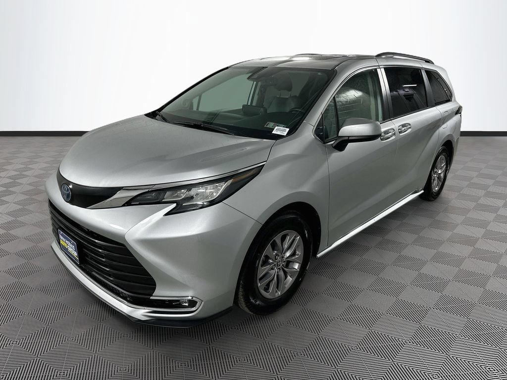 Certified 2022 Toyota Sienna XLE w/ XLE Plus Package AWD/4WD image 3