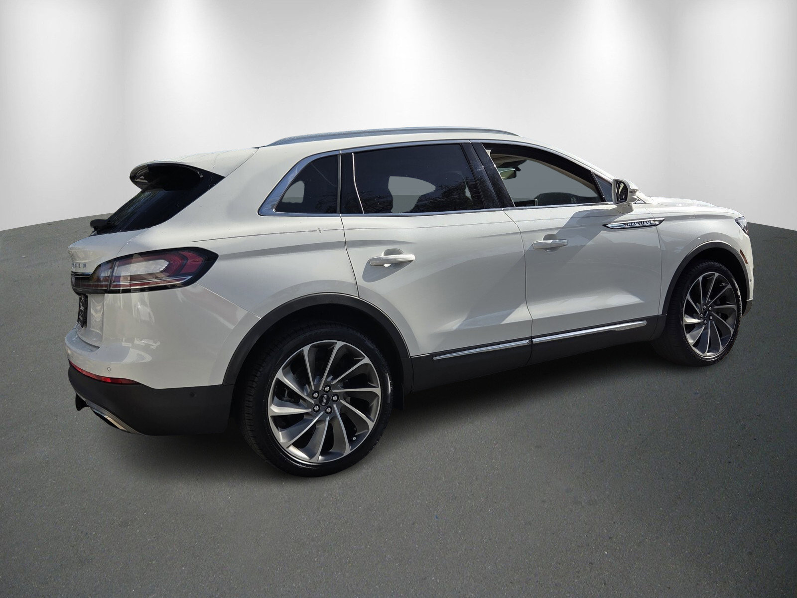 Used 2021 Lincoln Nautilus Reserve w/ Equipment Group 202A image 7