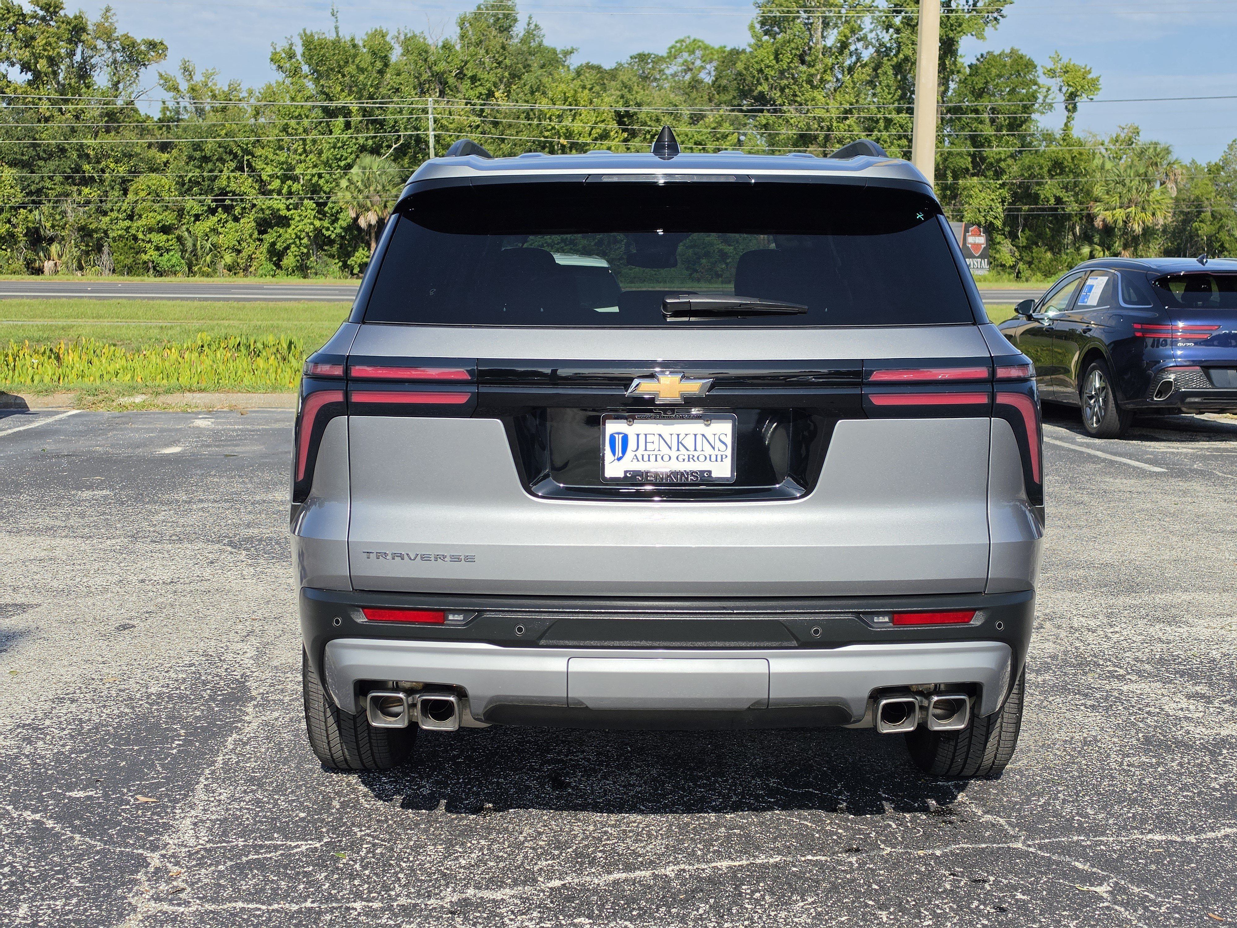 Used 2025 Chevrolet Traverse LT FWD image 6