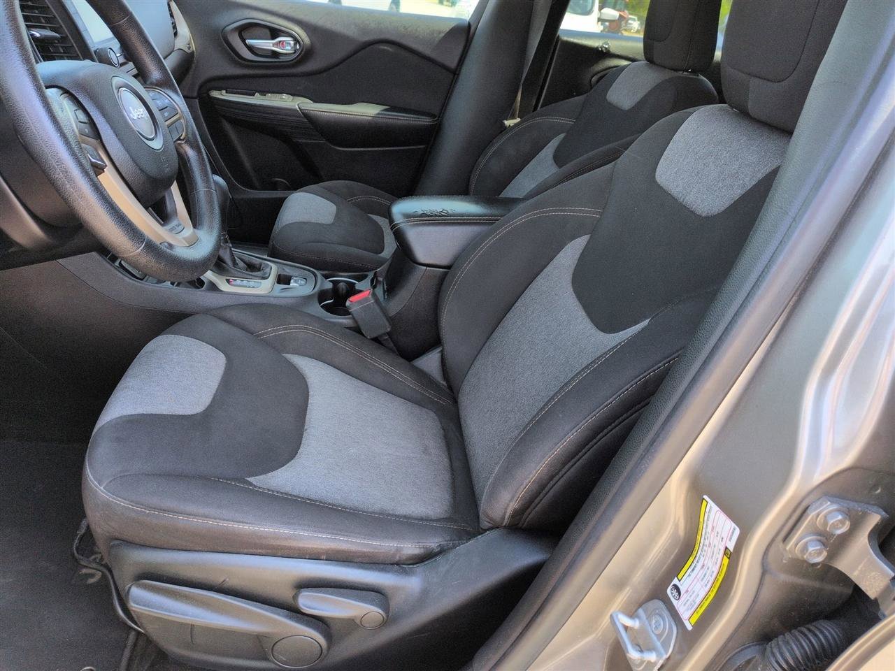Used 2017 Jeep Cherokee Sport FWD image 15