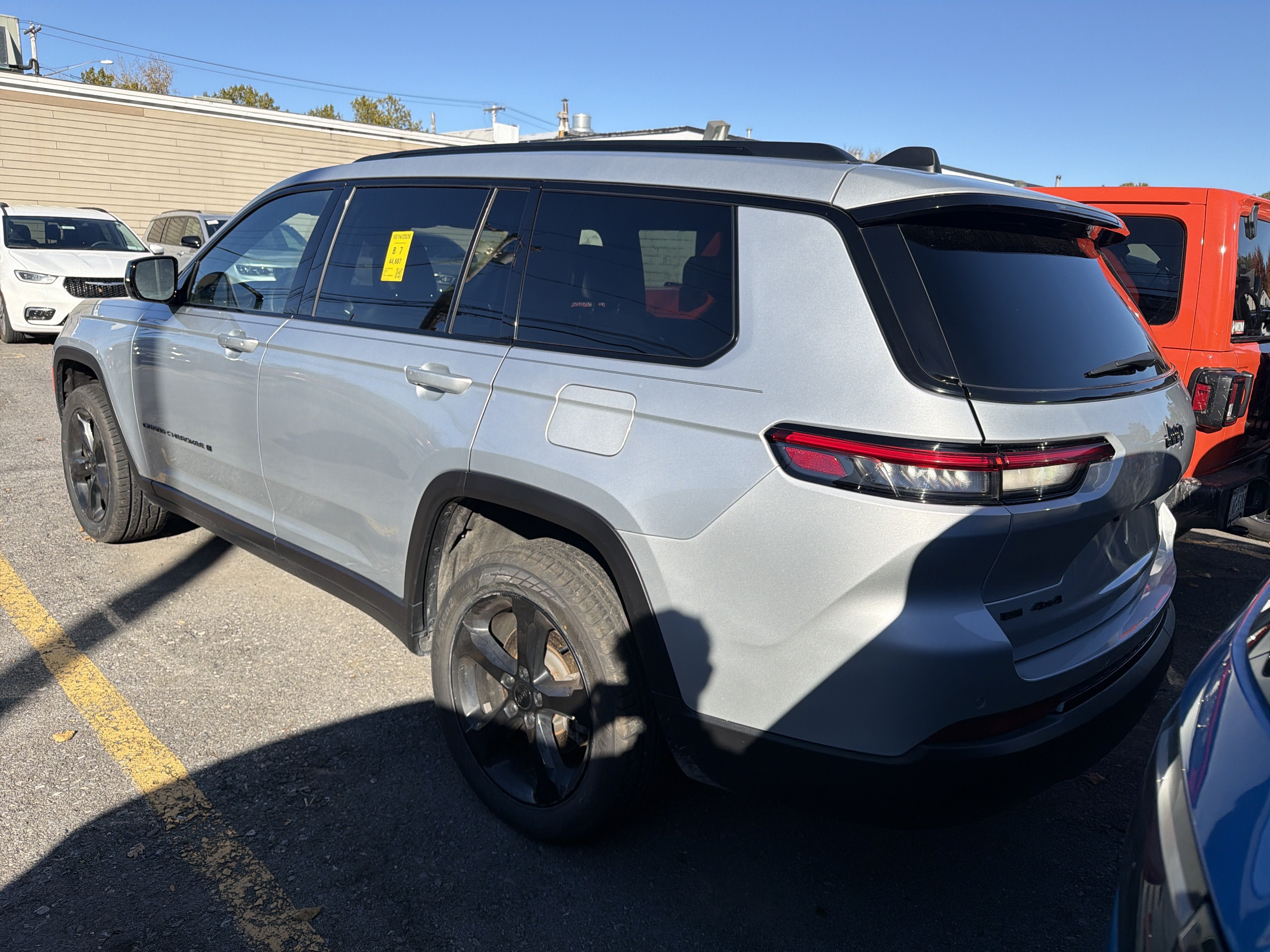 Used 2023 Jeep Grand Cherokee L Laredo AWD/4WD image 5