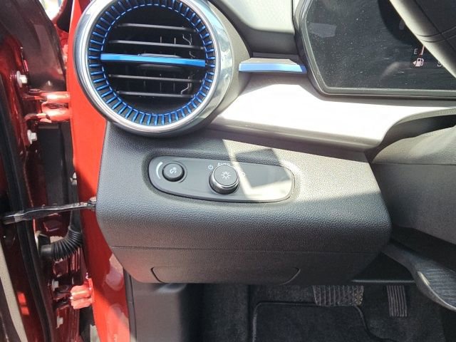 Used 2024 Chevrolet Trax LT w/ LT Convenience Package image 39