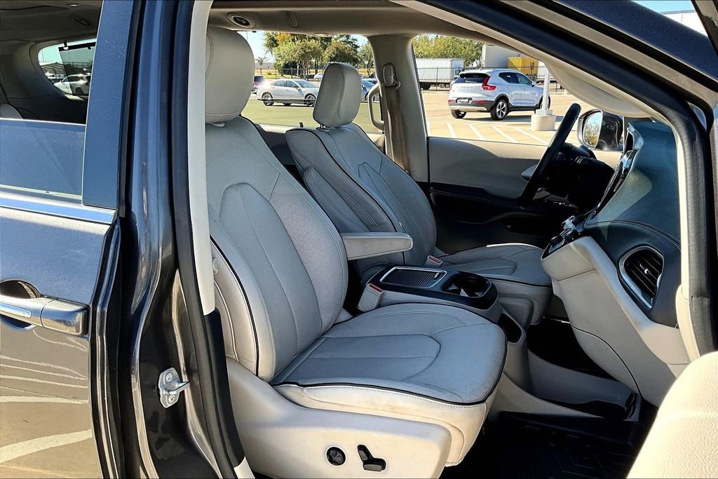 Used 2018 Chrysler Pacifica Limited image 10