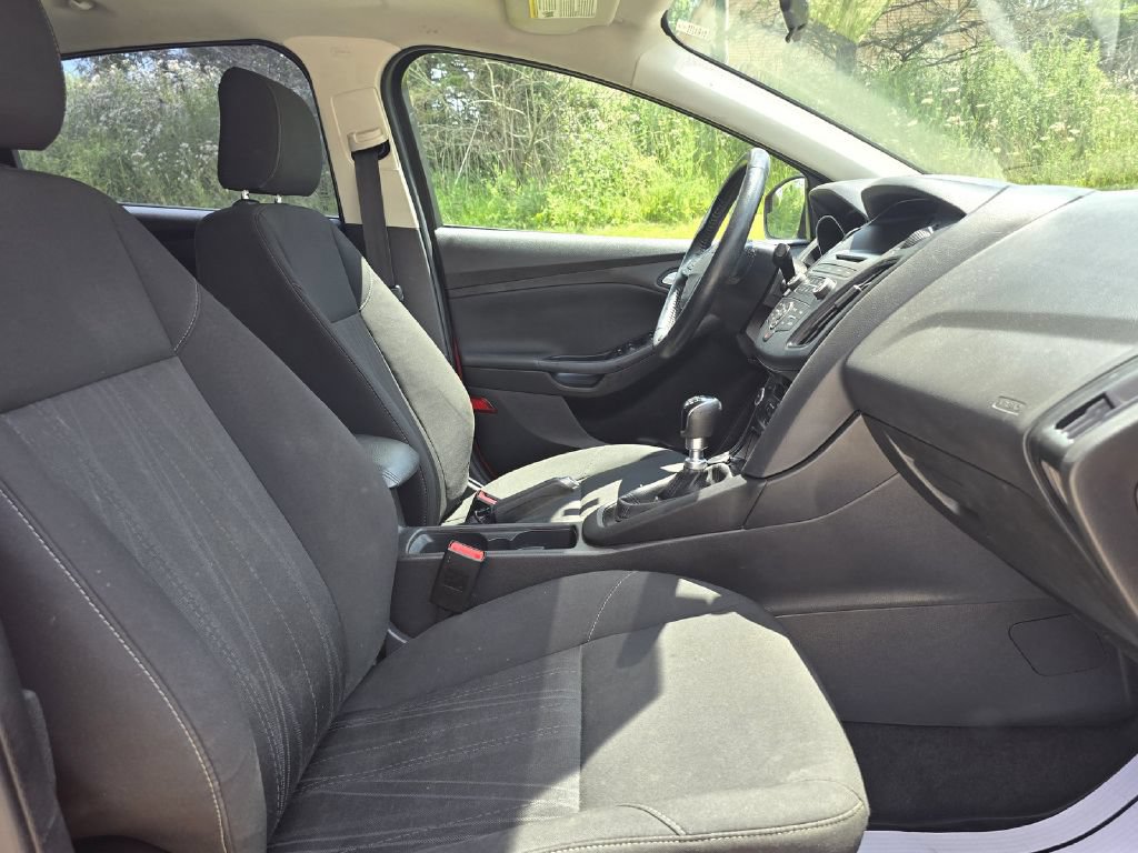 Used 2016 Ford Focus SE w/ SE Cold Weather Package FWD image 16