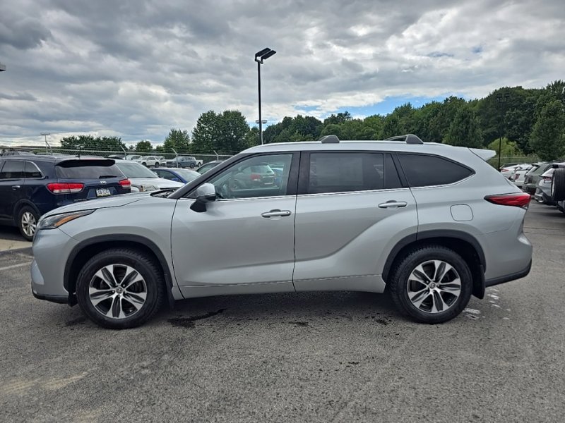 Used 2021 Toyota Highlander XLE AWD/4WD image 8