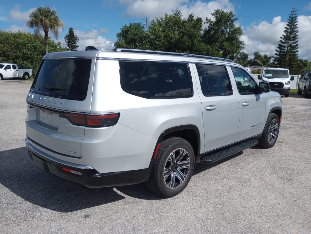 Used 2024 Jeep Wagoneer L Series II AWD/4WD image 6