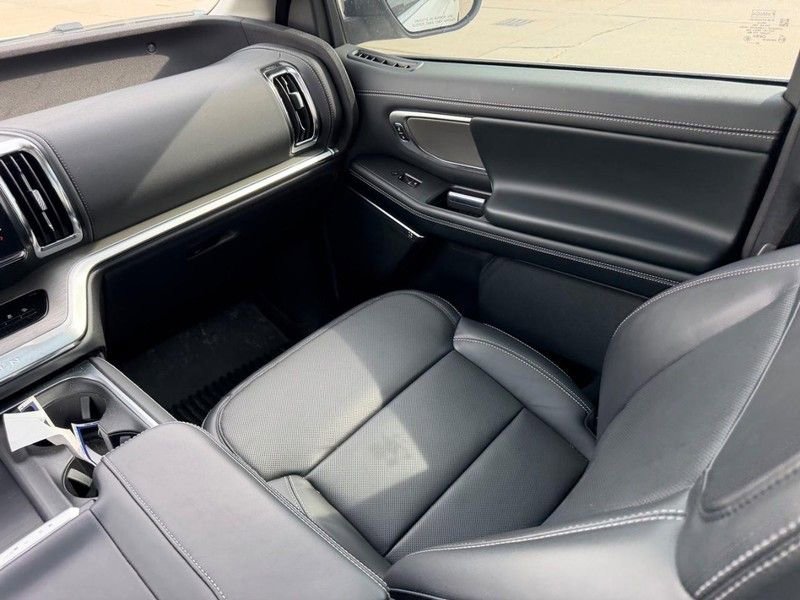Used 2025 Ford Expedition Platinum image 17