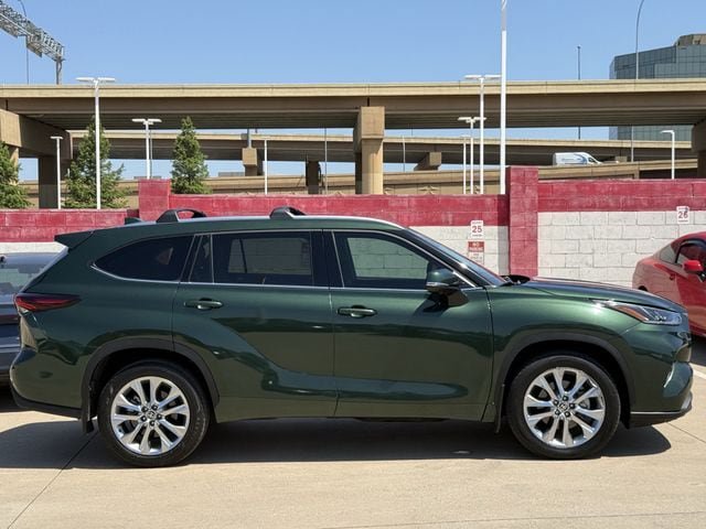 Used 2024 Toyota Highlander Limited FWD image 3