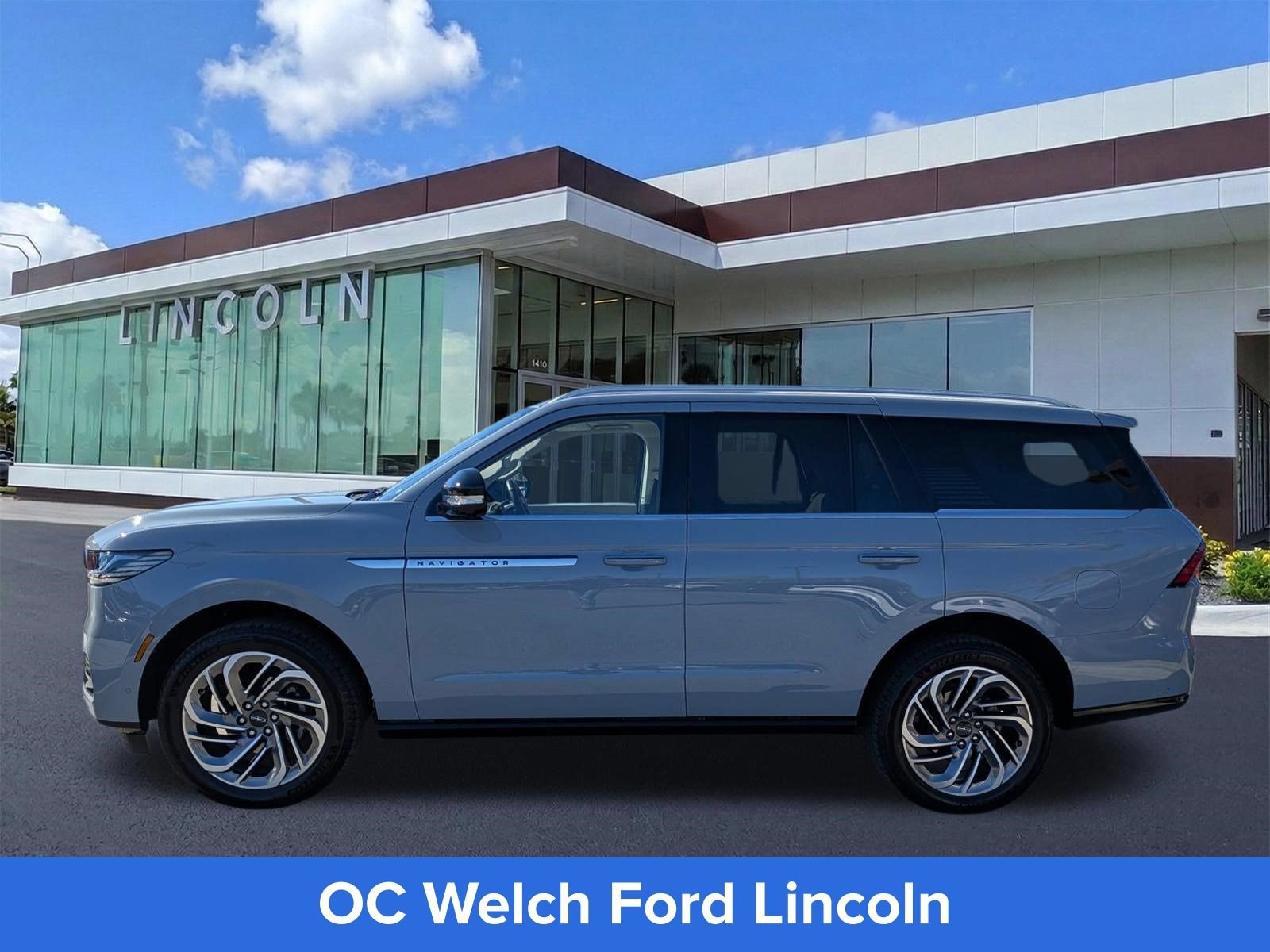 Certified 2025 Lincoln Navigator Reserve AWD/4WD image 8