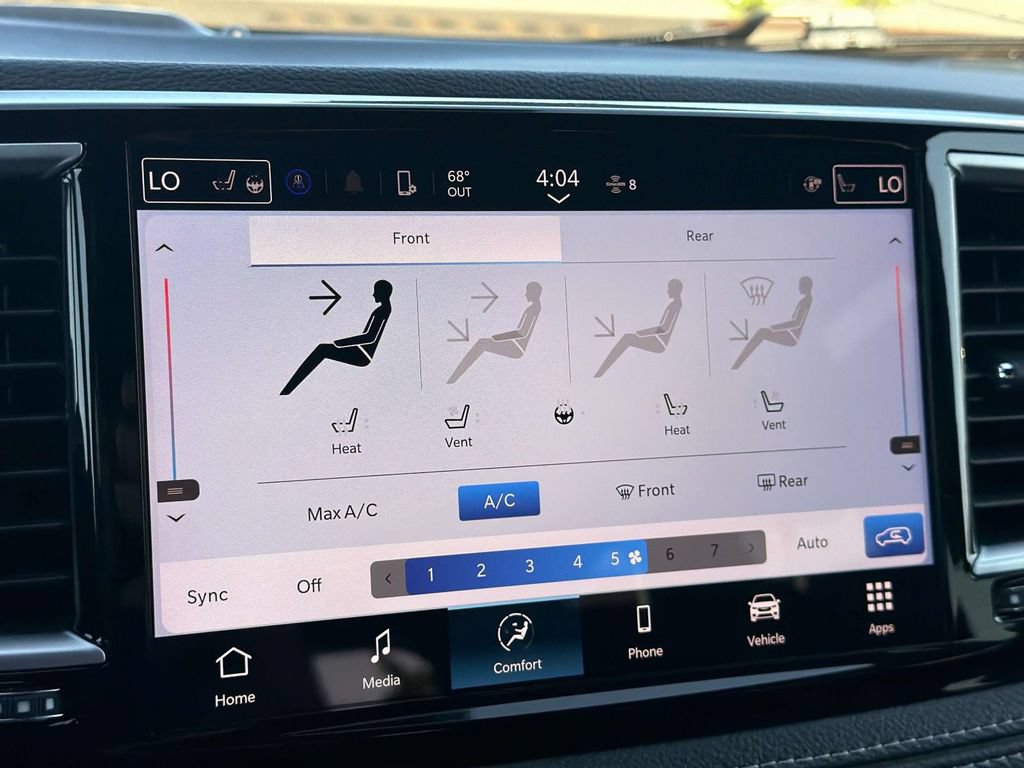 Used 2025 Chrysler Pacifica Premium FWD image 18