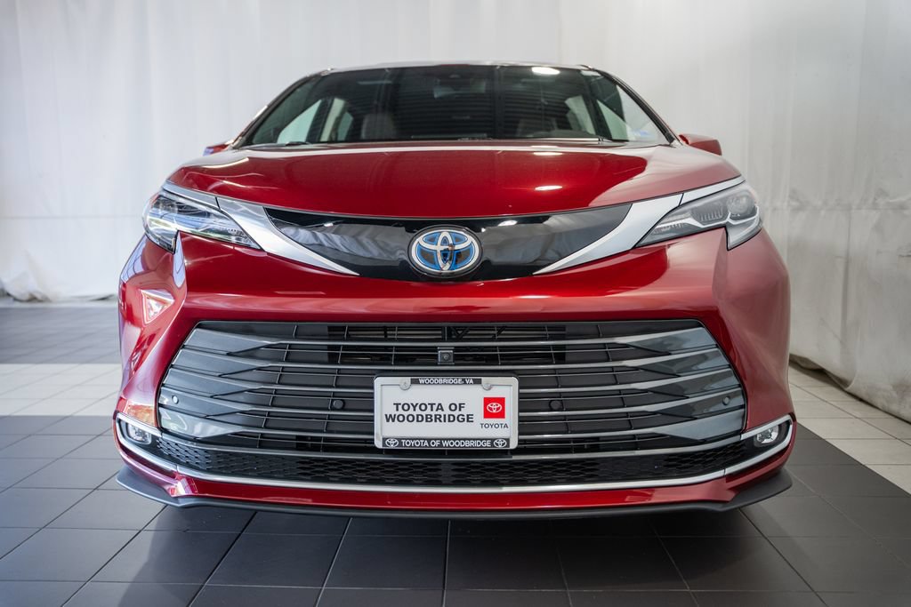 Used 2024 Toyota Sienna Platinum AWD/4WD image 2